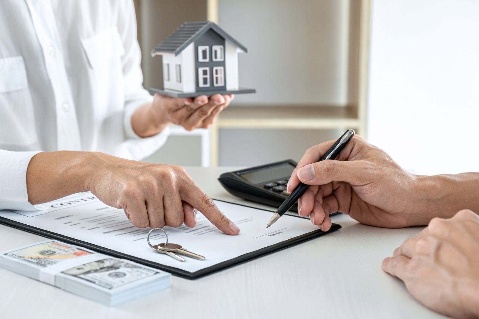 Mandat de gestion en location saisonnière : rôle, obligations et protections pour le propriétaire